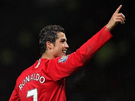 cách ăn mừng của ronaldo 'Vẫy tay với người thân'