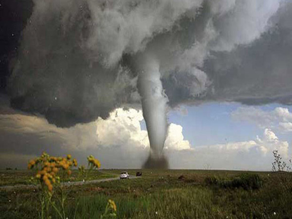 Nằm mơ thấy lốc xoáy vòi rồng, lốc xoáy nước là điềm gì?