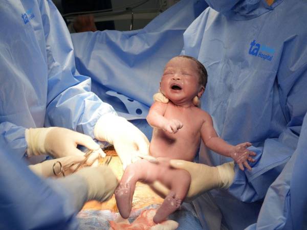 Nằm mơ thấy người khác sinh con là điềm gì, hung hay cát?