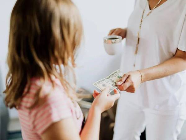 Chiêm bao thấy mẹ cho tiền mua quần áo